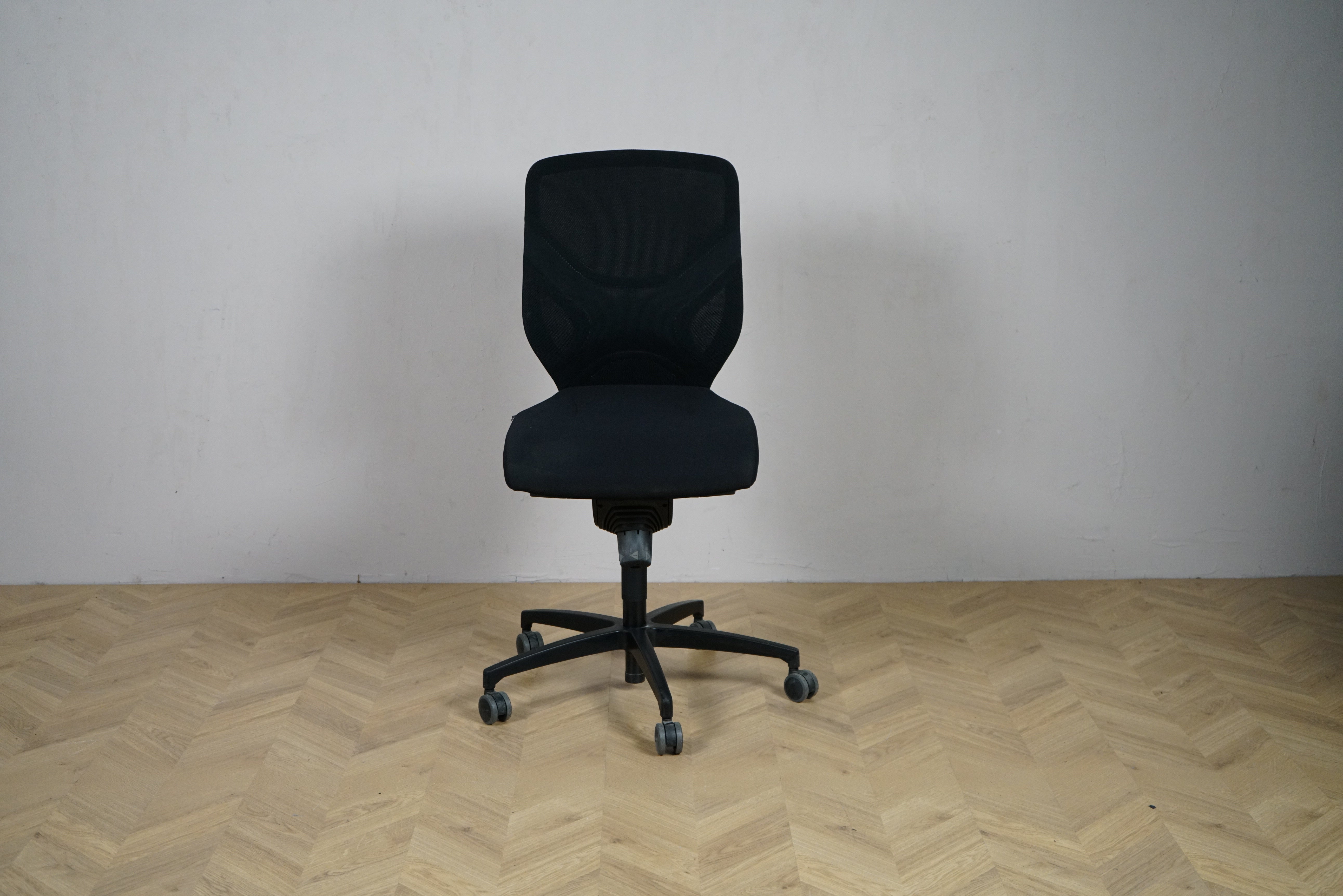 Wilkhahn Trimension sort ergonomisk kontorstol set forfra